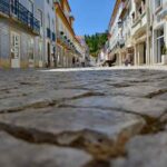 Plamy soli na kostce brukowej: diagnostyka i przyczyny